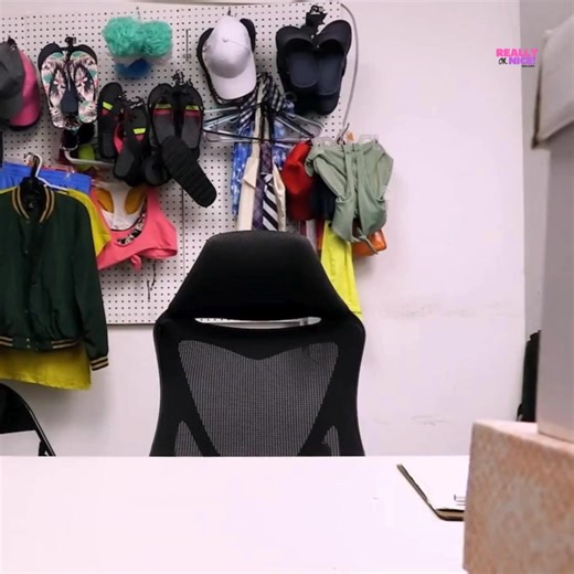 OhReallyNice on Instagram: "Quick Thinking Helps Shoplifters Flee from Store Security ⚡😮"