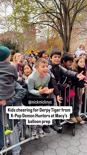 NYC had a full K-pop moment at the @macys balloon prep today 🐯💥 @kpopdemonhuntersnetflix The kids spotted Derpy Tiger from K-Pop Demon Hunters and went wild… then started singing Golden while the team got the balloons ready for tomorrow’s big parade 🎈 | New York Mickey