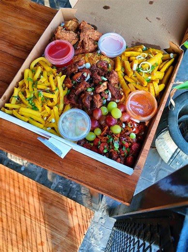 JINA: KIDATE (KIDETI) BEI: KIDETI COUPLE 25,000 (WATU 2) BEI:KIDETI BACHELA= 18,000( MTU 1) RATIBA: JUMANNE ,JUMATANO, ALHAMISI,IJUMAA,JUMAMOSI, JUMAPILI KUANZIA SAA 6 MCHANA HADI SAA 3 USIKU, DESCRIPTION YA KIDETI COUPLE:hii ni package ya watu wawili, inakua na chips, ndizi, soseji, nyama ya ng'ombe, wings 2, Drumsticks 2, zabibu nyekundu, zabibu za kijani, zegepiza, vikuku, na Sauces zake zote, pia package hii inakuja na ua rose kwa ajili ya kuonyesha ishara ya upendo kwa wateja wetu. DESCRIPT