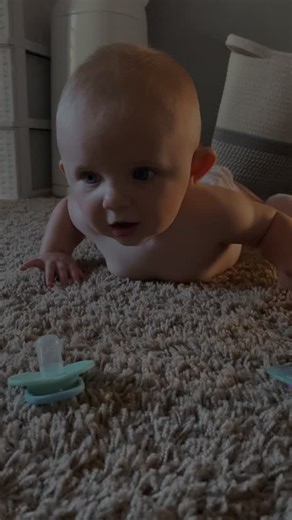 ↓ Replacing the paci all night? It’s a common scenario: your baby wakes up, crying for their pacifier, and you find yourself stumbling out of bed to replace it for what feels like the hundredth time that night. But what if I told you there’s a way to break free from this cycle and help your baby learn to self-soothe? Introducing... *drumroll*... The Binky Game! 🎉 It’s a simple way to help your baby manage their pacifier independently and give both of you a more sleep at night Here’s how it work