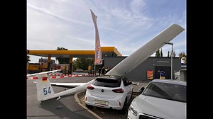 Bamberg: Segelflugzeug stürzt auf Tankstelle