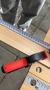 Une idée DIY astucieuse : ce porte-magazines en lattes de bois ajoute une touche de style à votre mur – parfaitement aligné grâce au UniversalLevel 2. Ce laser à lignes croisées assure une précision parfaite, sans niveau à bulle ni approximations. 🪵📐 Et vous, quel est votre projet préféré pour utiliser un laser à lignes croisées ? | Bosch DIY and Garden