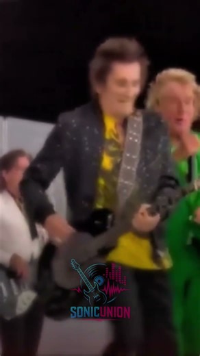When Ronnie Wood Meets Rod Stewart On Stage🤘 #rodstewart #rodsteward #ronniewood #legend #music #90s