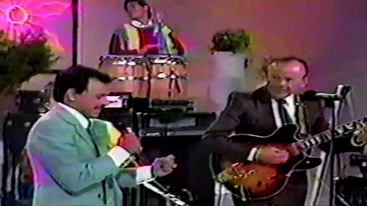 Este video de antología y si se aplica de colección porque fue de los pocos programas en los que Los Babys presentaron a sus hijos ya integrados en el grupo como músicos de base y fue así como Armando Emilio Enrique y Carlos hijo se iniciaron en la música precisamente este fue uno de los programas que realizaron juntos así como una breve temporada en el Teatro Blanquita. | Los Babys Oficial