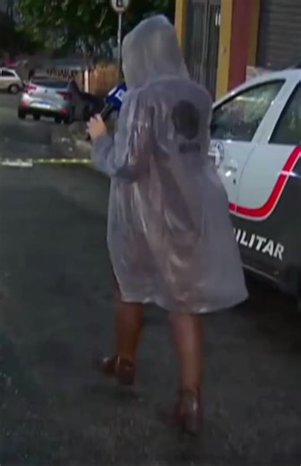 Empresário se irrita com demora para carro ficar pronto e mata dono da oficina Um desentendimento entre um mecânico e um cliente acabou em tragédia na zona leste de São Paulo. Segundo informações, o cliente teria ido ao local armado para cobrar a demora na entrega de um veículo. Durante a discussão, ele efetuou disparos contra o mecânico. A vítima, identificada como Leonardo, chegou a ser socorrida, mas não resistiu aos ferimentos. O suspeito fugiu e está sendo procurado pela polícia. A repórter