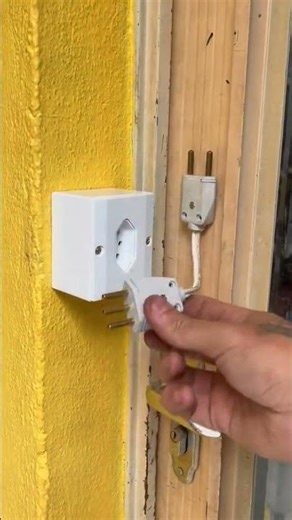 The Ultimate Plug Fail: You Won't Believe This Struggle! 🔌🤦‍♂️