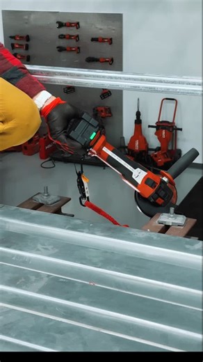 154K views · 1.7K reactions | Think tool tethers aren’t important?  On the jobsite, they’re one of the simplest ways to stop dropped tools from turning into accidents. Protect yourself, protect your crew, and keep the site safe. 了 #Hilti #construction #constructionlife #constructionsite #constructionsafety #toolsafety #worksafe | Hilti | Facebook
