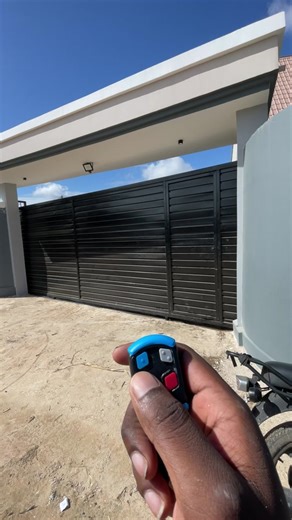 FUNGA NA FUNGUA GATE LAKO KWA REMOTE CONTROL na SIMU! ✅Inaweza kusukuma gate la kg kuanzia 300kgs mpaka kg 2000. ✅2 remote controls zenye uwezo wa kufungua kutoka mita 100 (au remote zaidi) ✅Unaweza kufungua na kufunga kwa kutumia smartphone ✅Backup battery kwa ajili ya kukatika kwa umeme (zaidi ya mara 35) ✅Inatumia umeme mdogo sana, Voltage 24 DC ✅Haina haja ya kufuli 🔒 ✅Remote inaweza kumfungulia mtu akiwa umbali wa mita 100 ✅Ni salama na secured 💰Bei kulingana na uzito wa gate na model: 👇