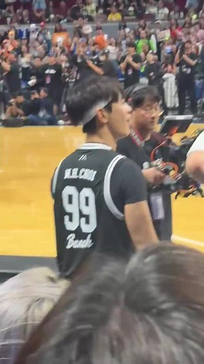 Team Minho were so shocked with the filipino crowd jamming to Sandara’s In or Out 😭🤣 📹ctto | AnaDoh EXO