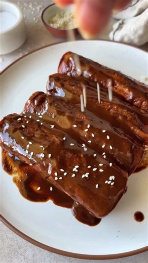 Enmoladas ✨ They’re very similar to enchiladas, except instead of covering tortillas in a chile sauce, enmoladas are made with a mole sauce. This quick and easy version uses store-bought mole paste and is ready in 35 minutes, but you can use a homemade mole if you prefer. I’ve got a recipe for homemade mole on my website as well! I filled these with shredded chicken, diced white onion, and queso fresco, but you can fill them with only cheese, black or pinto beans, or any shredded meat you have i