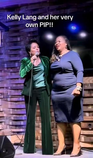 Kelly Lang sings “Midnight Train to Georgia” at the City Winery of Nashville with a very enthusiastic fan. Gladys Knight’s pips have nothing on her. ENJOY!!😊🎵❤️🤪 | Kelly Lang