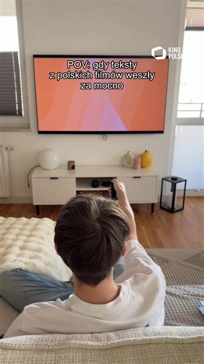 Kto powiedział, że grill to tylko męska sprawa? 🧐 W tę majówkę wywracamy zasady do góry nogami, przekonaj się sam! Wpadnij do telewizji Kino Polska na Wielkie majówkowe oglądanie i przekonaj się, że kultowe komedie pomagają rozwiązać każdy grillowy spór. Filmowy klimat w Kino Polska zostaje z nami przez cały maj. „NIE MA RÓŻY BEZ OGNIA”, „WIELKA MAJÓWKA”, „HORROR STORY”, „MOTYLEM JESTEM, CZYLI ROMANS 40-LATKA”, „MIŚ”, „NA UKŁADY NIE MA RADY”, „WIELKA MAJÓWKA”, „POSZUKIWANY, POSZUKIWANA”, „7 UCZ