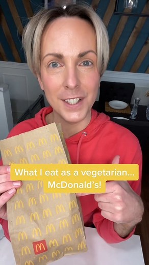 #lgbtq #gaytiktok #vegetarian #gay #cocktail #stpatricksday #foodie #foodreview #gaybo #mukbang #foodtiktok | Basicjoey