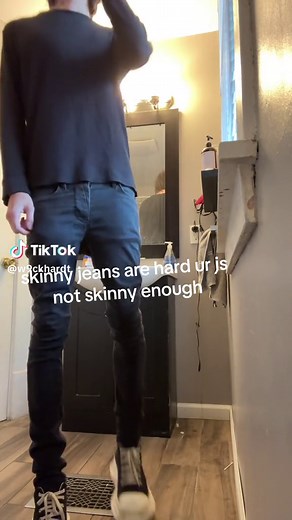 How to Style Baggy Jeans for a Y2K Fashion Look