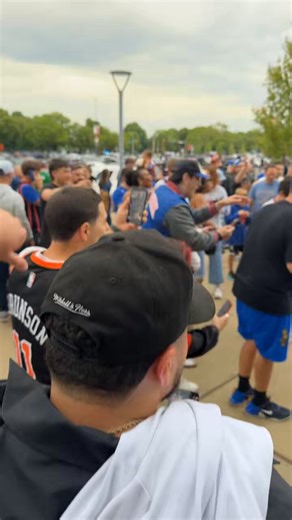 There is a kid sweeping a Sixers shirt outside the arena surrounded by Knicks fans. This is tremendous 😭🙌😂