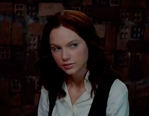 Taylor Swift with brown hair alert!