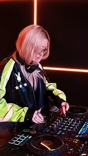 Suzy Lynx live on blender sessions. Watch full set 🔥