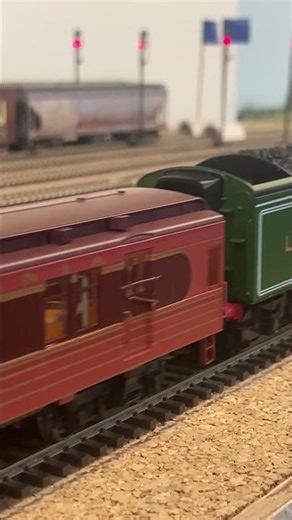 Ex-LNER A3 Pacific #4472 'Flying Scotsman' Heads East With A Three Car Fleet Of Modernism