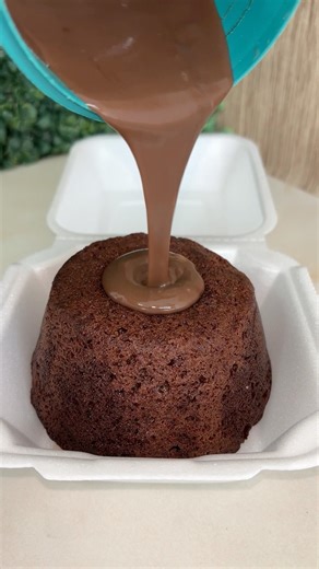 Mini Chocolate Volcano Cake with strawberries #minivolcano #cake #ifood #delivery #pastryshop #ma...