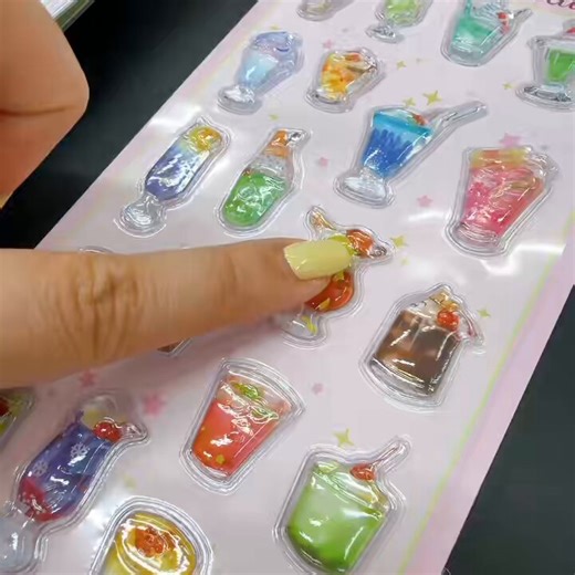 ぷっくりなシールが入荷しましたよーー👧🎀しっかり硬いです👍←ぷっくり面にも印刷がしてあって可愛いです🐼🐻🐿️🍽️🥤🎈✨🐶😽今回もたくさん仕入れちゃったので是非、、、🥹🙏https://t.co/d1dYYEPo2P#シール#シール帳#ワールドクラフト#入荷情報