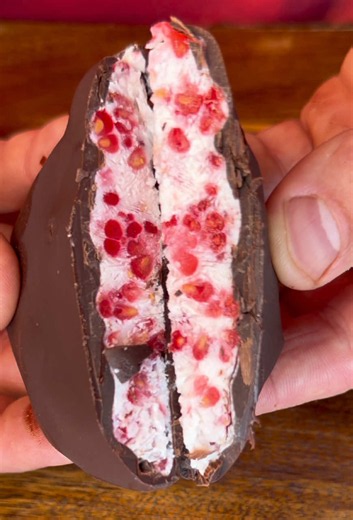 ENVÍA A QUIEN LL NECESITE HOY! Son muy fáciles, saludables y quedan brutales! • 1.Mezcla un par de yogures (griego o vegetal) con un puñado de frambuesas 2.Haz montoncitos y congela 3.sumerge en chocolate (cada 100g de chocolate fundido te aconsejo que añadas 10g de aceite) • Recuerda darle al like si te gusta, compartir y contarme qué te ha parecido! Mil gracias! • #recetacasera #helado #saludable