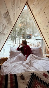 Una escapada de invierno a solo 3 horas de Nueva York ❄️ Cabañas A-Frame con vistas a la montaña, sauna, salón de terapia de luz LED, piscina climatizada y restaurante en el lugar para cena y desayuno🍳 Ideal para una escapada romántica o un fin de semana tranquilo en la montaña 🏔️ ✨ Guarda este plan para el invierno ¿Te quedarías aquí? 👀 #newyork #winter #getaway #nyc #catskillsmountains | Patriciasvezga