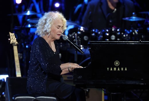 Legendary singer-songwriter warns fans about fake tour announcement