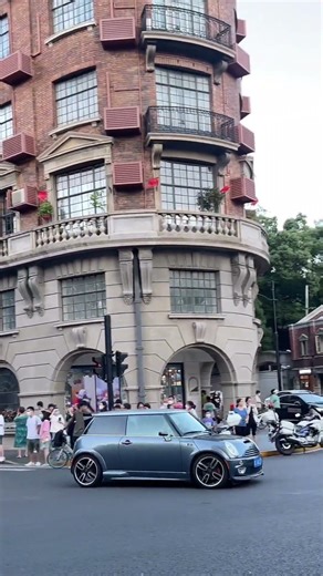 MINI顾名思义是一款小巧的汽车.2014年以前的叫#MINI 2014年以后的请叫#宝马 #街景随拍 #魔都 #街拍
