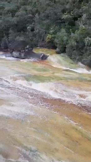 Volando Sobre el Auyantepui en el Parque Nacional Canaima. La extensión de Auyantepui es tan grande como la isla de Margarita. Su flora como pequeñas joyas de la naturaleza. Ríos que corren llenos de metales que le dan ese color ocre, corren para luego saltar de la montana furiosos de agua y viento. Sus tepuys dibujando su majestuosidad en el horizonte nos recuerda la mano de Dios en esta tierra de innumerables sorpresas. 🏔✨ • #nature #auyantepui #venezuela | Ella Fontanals-Cisneros