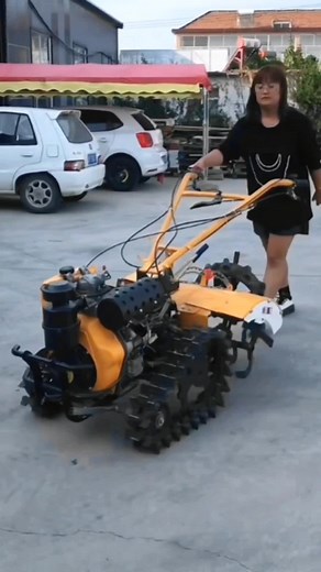 Multifunctional walk-behind double-chain track micro-tiller, one machine with multiple functions, saving labor and effort. It can be used with various agricultural tools. It is simple and flexible to operate, reduces labor intensity, improves work efficiency, and is a good helper for agricultural planting! Suitable for use on various complex terrains!#Factory #tractor #daily #tiktok #fyp #Microtiller#agriculture#agricultural machinery#Agricultural planting#export trade#Factory sales