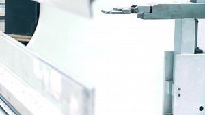 Mechanism for holding metal plates on automated line. Robotic unit