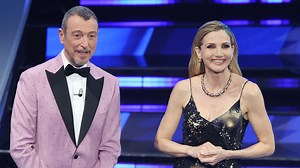 Lorella Cuccarini a Sanremo 2024: tutti i look d'archivio che celebrano la moda italiana