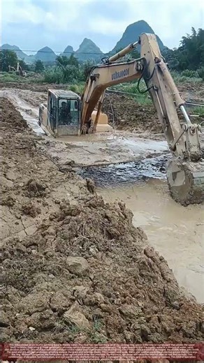Operating an Excavator with Slew Ring Deep in Mud