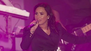 2017纽约时代广场跨年演唱会：DEMI LOVATO《CONFIDENT》
