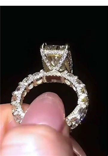 Square-cut diamond 💎 ring with a luxurious setting—elegant and refined.#DiamondRing #JewelryStyle #LuxuryJewelry #OvalDiamond #MississiJewelry