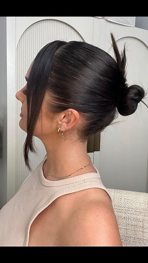 Chloe Morello on Instagram: "Get your shine on with me as I get ready with a lil Y2K inspo! Sleek, glossy & straight was the goal so it all started out washing my hair with the [ad] TRESemme Lamellar Shine Shampoo & Conditioner, then the Serum Cream. These give you that sleek, glossy finish like you’ve stepped off the runway, and the instant shine lasts 3 days!! I let it all air dry before trying a zigzag part [for the first time which is obviousssss lol), using a straightner & whipping it up in