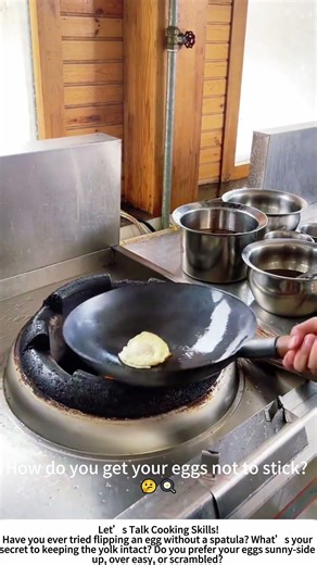 Smooth Egg Flip – Mastering the Art of the Perfect Turn! 🍳✨