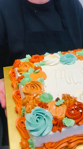 Here comes the cake!! 🧡 We’re absolutely loving this gorgeous fall-themed wedding cake for such a special couple. 🥂 | Desserts by Juliette