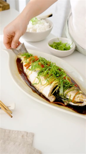 2.5M views · 18K reactions | Easy steamed fish recipe you will love! Ingredients 1 Whole fish About 400grams/0.9lbs, Scales, gills, and guts removed 1 root Ginger 4-5 Spring onion (scallions) 1 Red chilli pepper, optional 2-3 tbsp Cooking oil ( Neutral flavour oil, peanut, sunflower, canola, etc. ) 3 tbsp Light soy sauce Or regular soy sauce 1 tsp Dark soy sauce 1 tbsp Sugar ¼ tsp White pepper 1 tsp Sesame oil #steamedfish #fishrecipe #chinesefood | Khin's Kitchen | Facebook
