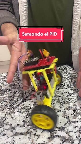Configurando los valores PID del #robotPenduloInvertido … en este video p=2,6; i=0,1 y d=1,5. El setpoint parece estar desajustado. #robotics #robotica #arduino #steam