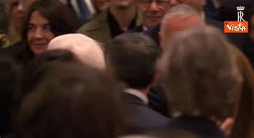 Mattarella lascia la Scala tra gli applausi dopo la cerimonia per i 150 anni del Corriere della Sera