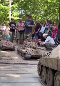 951K views · 10K reactions | Desfile de vehículos a escala 1:6 Armotek de la Segunda Guerra Mundial  | Camarada Fibrik | Facebook