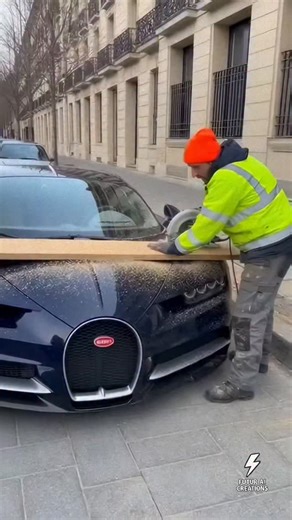 FuturAI Creations on Instagram: "Un menuisier transforme une Bugatti Chiron… en établi 😳🪚 Il découpe sa planche dessus comme si de rien n’était. Le propriétaire arrive en furie : « Cette voiture vaut plus cher que ta maison !! » Réponse : « Fallait pas se garer là. » 🤷‍♂️ Scène irréelle filmée en pleine rue 😂 Vidéo humoristique – personnages fictifs générés par IA – pas pour enfants. #bugatti #supercar #humour #sceneinsolite #chantier voituredeluxe viralvideo sketchauto"
