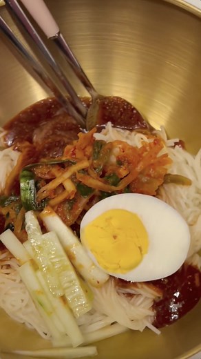 On Joom you can find a lot of kitchen tools and gadgets that can help you make the best dishes in no time. Start ordering now! And how well a fresh bibim guksu goes in these hot days 🥵🔥🍜🧊🥒. Ingredients: Somyeon noodles Gochujang paste (1 tbsp.) Soy sauce (1 tbsp) Honey or sugar (1 tbsp) Garlic powder or ground (1 tbsp) Kimchi broth (2 tbsp) (optional) Kimchi Cucumber Egg Get 10% off with discount code INSTAJOOM @urilifekorea | Joom