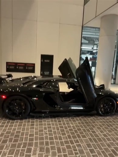 Explore the Lamborghini Aventador Features