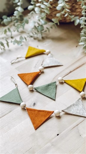 Two simple felt garland to make with your felt scraps! #crafttutorial #craftideas #fallcrafts #simplecrafts #happycrafting | Fern Love