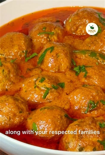 چرا این کوفته مرغ بهترین انتخاب برای مهمانی‌های شماست| Why This Chicken Kofta Stands Out for Parties مواد لازم کوفته مرغ نرم و خوش‌عطر مواد اصلی: * گوشت مرغ: ۸۰۰ گرم (چرخ‌شده یا ریز خردشده) * پیاز: ۳ عدد * مرچ سبز تند: ۱ عدد * سیر: ۱ حبه * جعفری تازه: ۱ دسته کوچک * کره (مسکه): به مقدار لازم * ماست: ۱ کپ * پیاز سرخ‌شده: ۲ کپ * کاجو: مقدار کم ادویه‌ها: * نمک: به میزان لازم * مرچ سرخ کشمیری: ۱ قاشق چای‌خوری * پاپریکا: ۱ قاشق چای‌خوری * زیره: ۱ قاشق چای‌خوری * گرم مساله: ۱ قاشق چای‌خوری * مساله کاری