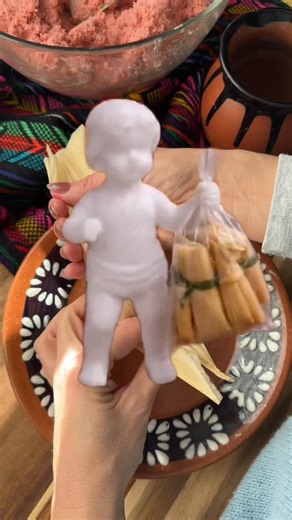 Si te tocó el monito te tocan los tamales! No hay pretexto porque te voy a compartir mi receta 💖💖💖 Tamales dulces rositas Ingredientes - 450 g de harina - 200g de manteca de puerco (si prefieres puedes usar los mismos gramos de manteca vegetal en lugar de la de puerco.) - 200 ml de agua - 150 g de leche tibia - 200–250 g de leche condensada - 8 g de polvo para hornear - 1 cucharada de canela - 1 cucharada de Vainilla - Pizca de sal - Colorante rosa - Pasas - ⁠1/2 taza de azúcar regular Proced