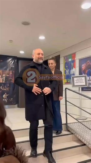İsra Şehrazat Onur on Instagram‎: "•┈┈┈••✦ ♡ ✦••┈┈┈• Oyuncu Halit Ergenç, top üçünü açıkladı… الفخم #هاليت_ارغنش من حضوره لمسرحية اجاب عن سؤال "افضل الادوار التي جسدها بالنسبة له؟" قال: "انت وطني، القرن العظيم، اذا خسر الملك" 🫰🏼🪄 #HalitErgenç #halitergenç #bergüzarkorelhalitergençlove"‎