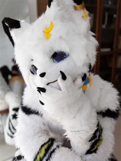 【兽装展示】对着你撒娇想跟你玩游戏的宠物狗兽装兽人幼崽[Furniture Costume Showcase] A pet dog in fur costume, wanting to play games with you.#fursuit #furry #plush #quadsuit #fursona #satisfyingvideo #toy #funny #ornaments #dog #creative #cute #foryourpage #pet #tiktok #tiktokmademebuyit #cat #viral #laugh #fyp